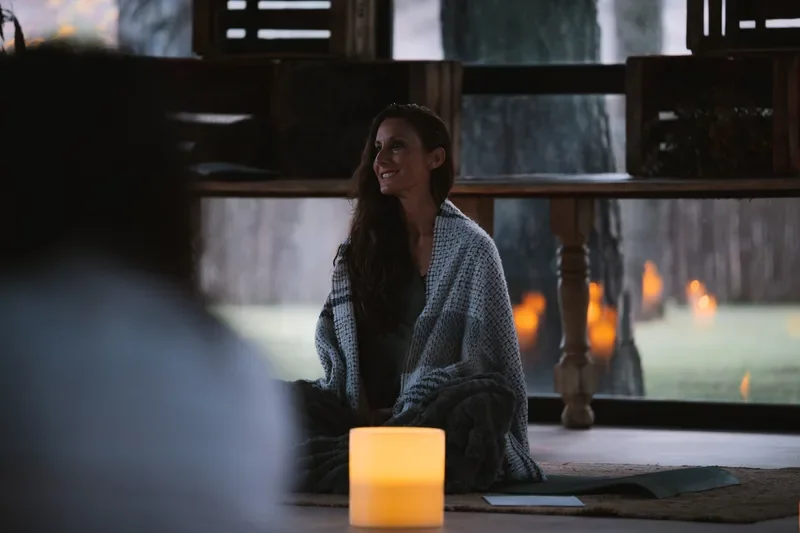 Ana Pedroche sonriendo a la luz de las velas durante un retiro de bienestar